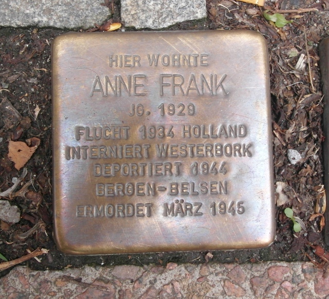Stolperstein für Anne Frank am Pastorplatz in Aachen. Foto: Turelio (via Wikimedia-Commons)